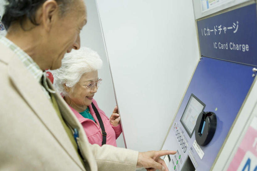 东方人,头发,两个人,家庭,夫妻,站,举,笑,摸,微笑,露齿笑,横图,室内,白天,侧面,西装,爱情,地铁,亚洲,撑,抚摸,指,阴影,套装,服装,正装,反射,影子,墙,地铁站,轨道交通,新干线,浪漫,注视,休闲装,职业装,黄种人,方向,墙壁,墙面,衣服,粉色,蓝色,白色,按,低头,观察,看,手势,托,站着,休闲,温暖,温馨,一家人,休闲服,恩爱,恋人,服饰,观看,一台,和睦,察看,撑着,指向,关注,售票机,老年男性,老年女性,男人,男性,女人,女性,亚洲人,夫妇,情侣,触摸,接触,举起,举手,举着,向上举,向上伸,向上托,站立,半身,彩图,地铁机动车,地下铁,轻轨,伴侣,融洽