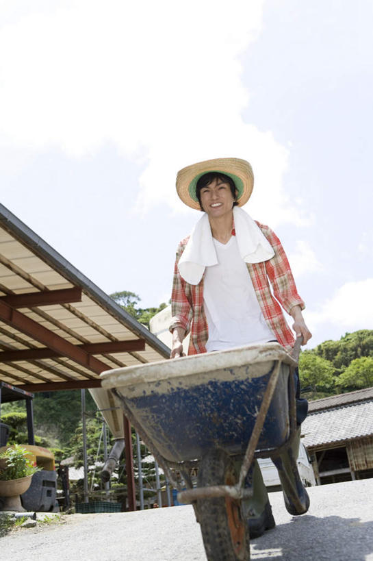 东方人,一个人,站,走,举,推,笑,摸,微笑,露齿笑,竖图,室外,白天,仰视,旅游,度假,草地,草坪,美景,植物,帽子,日本,亚洲,仅一个男性,仅一个人,一辆,一条,抚摸,阴影,服装,光线,影子,屋檐,景观,云,云朵,千叶县,云彩,小车,注视,休闲装,黄种人,娱乐,檐,草,树,树木,仅一个年轻男性,衣服,黄色,蓝色,绿色,白色,白云,蓝天,天空,阳光,自然,遮阳帽,毛巾,天,观察,看,托,站着,享受,休闲,休闲服,景色,放松,服饰,生长,成长,观看,察看,关注,自然风光,东亚,本州,关东地方,本州岛,日本国,一顶,千叶,男人,男性,年轻男性,亚洲人,步行,触摸,接触,举起,举手,举着,向上举,向上伸,向上托,站立,走路,彩图,低角度拍摄,全身