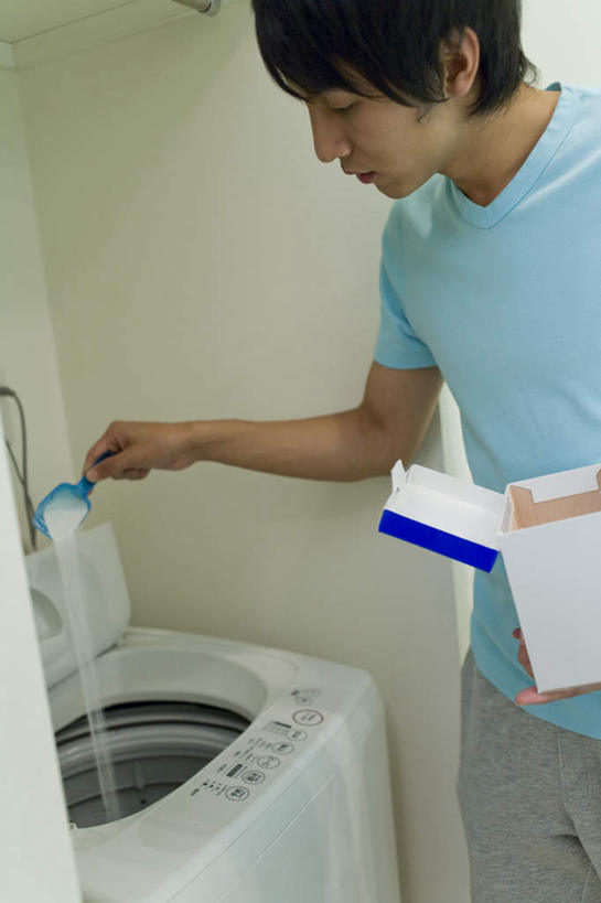 东方人,头发,一个人,站,摸,竖图,室内,白天,正面,T恤衫,机器,亚洲,仅一个男性,仅一个人,一堆,许多,抚摸,握,阴影,堆叠,堆积,反射,粉末,影子,勺子,墙,拿,T恤,拿着,注视,黄种人,墙壁,墙面,仅一个年轻男性,一个,洗衣服,绿色,白色,黑色,调羹,汤匙,刀,低头,观察,看,站着,粉,握着,洗衣机,单个,观看,堆,一台,察看,洗衣粉,关注,粉状,粉剂,男人,男性,年轻男性,亚洲人,触摸,接触,清洗,洗涤,站立,半身,彩图