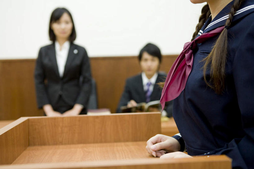 东方人,三个人,学生,律师,站,坐,摸,横图,室内,白天,正面,制服,桌子,亚洲,抚摸,握,服装,朦胧,模糊,材料,档案,文件,办公桌,墙,法院,拿,拿着,黄种人,墙壁,墙面,蓝色,讲台,资料,靠,靠着,倚靠,站着,校服,握着,法庭,倚着,文档,学生服,男人,男性,年轻男性,年轻女性,女人,女性,亚洲人,法律家,法学家,触摸,接触,站立,坐着,半身,彩图