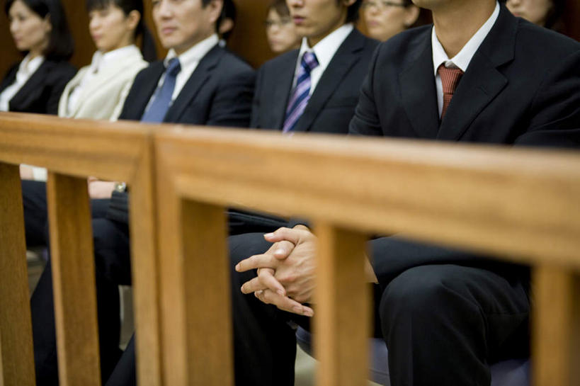 东方人,律师,栏杆,坐,笑,摸,交叉,微笑,露齿笑,横图,室内,白天,正面,衬衫,桌子,亚洲,抚摸,朦胧,模糊,办公桌,墙,法院,围栏,领带,许多人,注视,黄种人,护栏,墙壁,墙面,蓝色,讲台,观察,看,靠,靠着,倚靠,一群人,观看,察看,法庭,倚着,关注,相交,交集,听众,男人,男性,年轻男性,年轻女性,女人,女性,亚洲人,法律家,法学家,触摸,接触,坐着,半身,彩图,衬衣