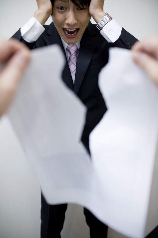 东方人,头发,两个人,伙伴,朋友,商务人士,商务男性,站,举,摸,竖图,室内,白天,正面,衬衫,友谊,合作,团队,亚洲,一张,抚摸,握,阴影,套装,惊讶,破碎,反射,影子,纸,墙,领带,拿,拿着,注视,黄种人,破损,墙壁,墙面,白色,黑色,观察,看,托,站着,张嘴,战略,握着,观看,撕,察看,关注,商务装,张大嘴巴,工薪阶层,联合,合谋,配合,协作,男人,男性,年轻男性,年轻女性,女人,女性,亚洲人,白领,上班族,张开嘴,触摸,接触,举起,举手,举着,向上举,向上伸,向上托,站立,半身,彩图,衬衣