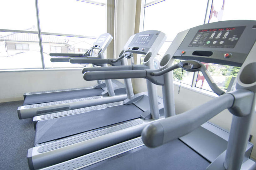 无人,健身房,横图,俯视,室内,白天,锻炼,运动,植物,窗户,一排,许多,阴影,整齐,光线,瓷砖,地砖,方格,影子,地面,娱乐,运动器械,玻璃窗,树,树木,排列,绿色,阳光,自然,享受,休闲,健身器械,放松,生长,成长,三台,队列,健身器材,室内运动,彩图,高角度拍摄,健身,健身馆,运动器材,跑步机