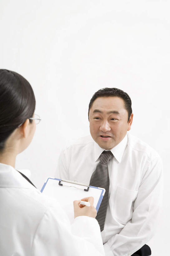 东方人,背部,头发,两个人,商务人士,护士,商务男性,站,坐,笑,摸,微笑,露齿笑,竖图,室内,白天,白色背景,正面,衬衫,亚洲,抚摸,握,套装,测量,笔,材料,档案,文件,办公用品,拿,拿着,注视,黄种人,相视,文具,一个,衣服,白色,黑色,铅笔,听诊器,学习用品,资料,观察,看,站着,面对面,护理,握着,摄影,影棚,单个,观看,对视,文具用品,一支,察看,医疗,医疗设备,白衣天使,白大褂,关注,文档,相对,商务装,工薪阶层,相看,年轻女性,女人,女性,中年男性,亚洲人,白领,上班族,触摸,接触,站立,坐着,半身,彩图,影棚拍摄,衬衣,拍摄