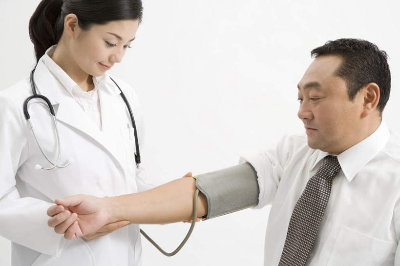 东方人,头发,两个人,商务人士,护士,商务男性,站,举,笑,摸,微笑,露齿笑,横图,室内,白天,白色背景,正面,衬衫,亚洲,抚摸,套装,注视,黄种人,一个,衣服,白色,黑色,听诊器,低头,观察,看,托,站着,护理,摄影,影棚,单个,观看,察看,医疗,医疗设备,血压器,白衣天使,白大褂,关注,商务装,工薪阶层,年轻女性,女人,女性,中年男性,亚洲人,白领,上班族,触摸,接触,举起,举手,举着,向上举,向上伸,向上托,站立,半身,彩图,影棚拍摄,衬衣,拍摄