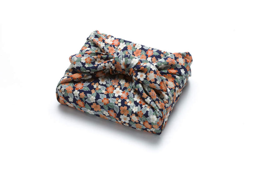 无人,横图,俯视,室内,特写,白天,白色背景,静物,礼盒,礼物,阴影,花纹,日本文化,反射,布,影子,纸盒,文化,传统,盒子,一个,红色,包装盒,蝴蝶结,礼品盒,摄影,礼品,影棚,单个,风吕敷,包袱布,彩图,高角度拍摄,影棚拍摄,拍摄