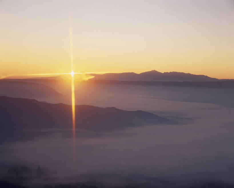 无人,横图,室外,白天,正面,旅游,度假,日出,石头,美景,山,山脉,太阳,雾,日本,亚洲,阴影,朦胧,模糊,光线,石子,影子,景观,山顶,山峰,朝霞,晨曦,黎明,山峦,背光,娱乐,阳光,自然,群山,享受,休闲,景色,放松,迷雾,自然风光,逆光,东亚,沉积岩,日本国,九州本岛,九州,九州岛,九州地方,熊本,熊本县,颠峰,极峰,水成岩,石块,岩石,朝阳,大雾,彩图,卯时,破晓,日始,阿苏郡