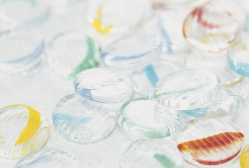 无人,横图,俯视,室内,白天,白色背景,游戏,静物,玩具,玻璃,一堆,许多,堆叠,堆积,玩,娱乐,弹珠,玻璃制品,休闲,益智,摄影,影棚,活动,堆,发泄,消遣,欣赏,智力,弹球,宣泄,美观,玩耍,嬉戏,彩图,高角度拍摄,影棚拍摄,拍摄