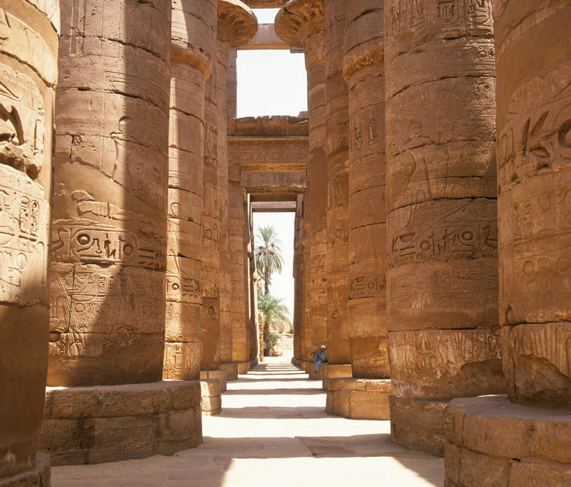 西方人,一个人,坐,横图,室外,白天,仰视,旅游,度假,名胜古迹,植物,标志建筑,地标,建筑,欧洲,非洲,埃及,黑人,欧洲人,仅一个男性,仅一个人,阴影,遗迹,光线,影子,建筑群,神庙,古迹,文物,娱乐,建设,古建筑,树,树木,仅一个年轻男性,绿色,阳光,自然,享受,休闲,旅游胜地,放松,生长,成长,古埃及,古文明,北非,阿拉伯埃及共和国,金字塔之国,棉花之国,卡尔纳克神庙,卡纳克神庙,男人,男性,年轻男性,非洲人,坐着,彩图,低角度拍摄,全身