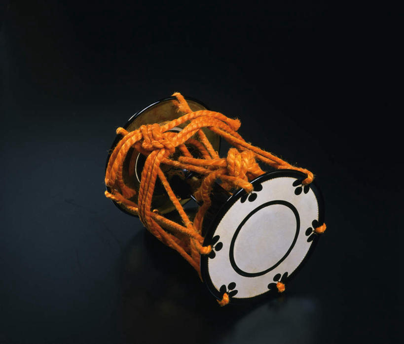 无人,横图,俯视,室内,特写,白天,静物,阴影,黑色背景,艺术,反射,影子,乐器,音乐,一只,黄色,摄影,影棚,手鼓,彩图,高角度拍摄,影棚拍摄,拍摄