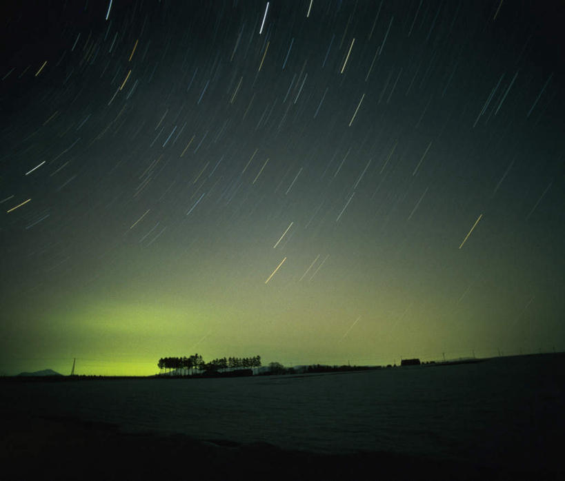无人,横图,室外,夜晚,长时间曝光,仰视,河流,美景,树林,水,植物,许多,阴影,光线,影子,河水,景观,水流,树,树木,绿色,蓝天,天空,自然,天,景色,许愿,彗星,生长,成长,自然风光,传说,曝光,暴光,流星雨,彩图,低角度拍摄