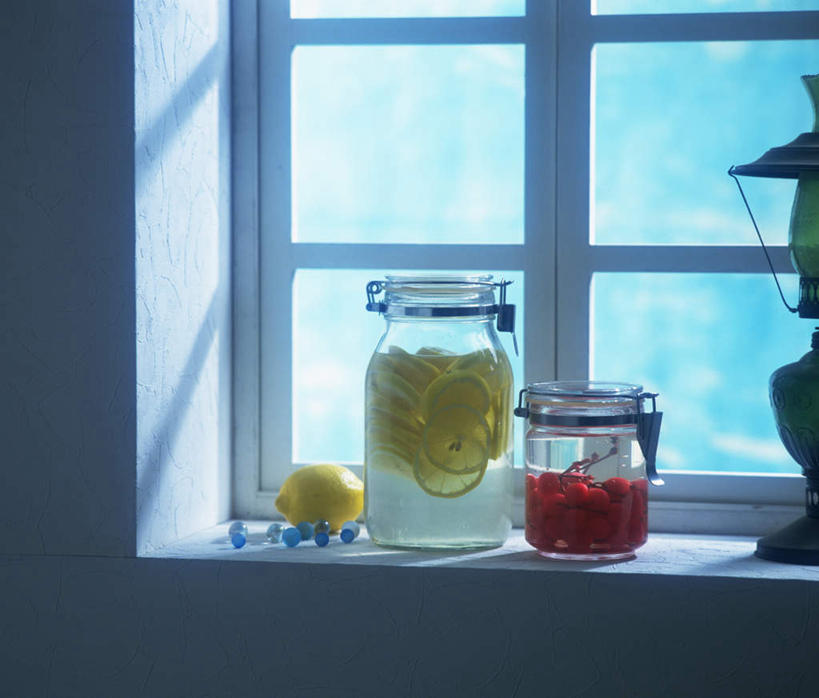 无人,横图,室内,特写,白天,正面,窗户,柠檬,樱桃,水果,一堆,许多,阴影,堆叠,堆积,新鲜,光线,罐子,影子,墙,生食,食品,果实,煤油灯,玻璃窗,墙壁,墙面,玻璃制品,食物,阳光,玻璃瓶,瓶子,有机食品,绿色食品,堆,樱珠,莺桃,英桃,益母果,楔桃,牛桃,柠果,荆桃,彩图