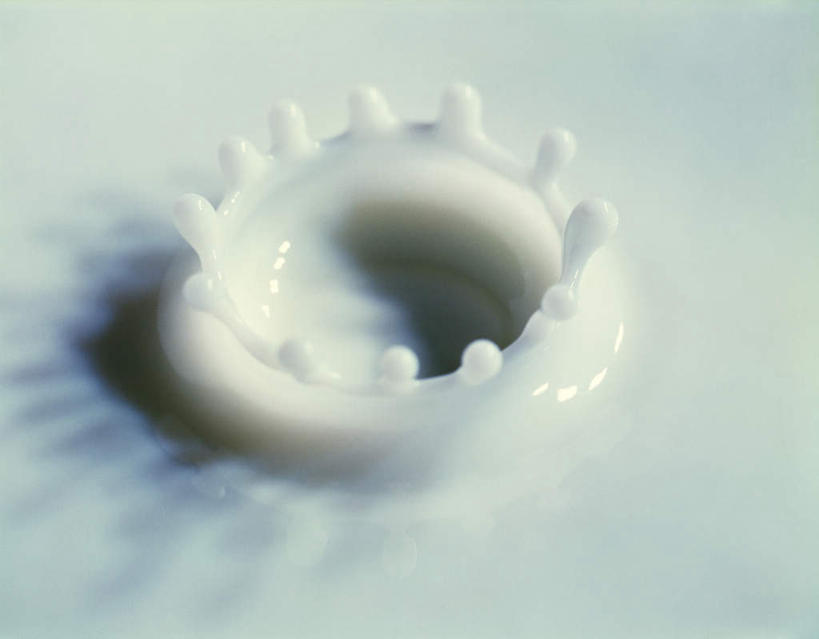 牛奶,无人,横图,俯视,室内,特写,白天,波纹,飞溅,溅,液体,同心圆,饮品,营养,饮料,白色,水纹,波浪,乳制品,奶,安神,彩图,高角度拍摄