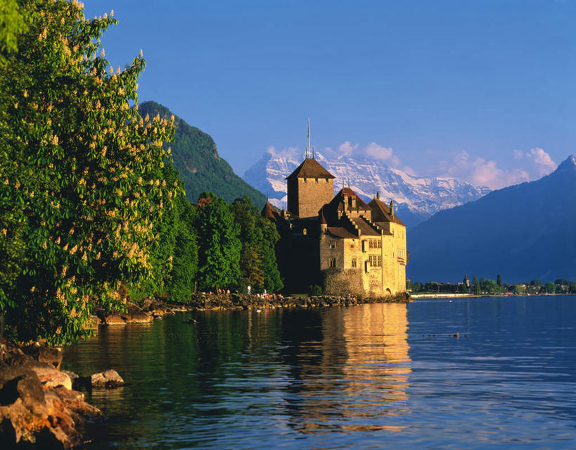 无人,家,横图,室外,白天,正面,旅游,度假,河流,美景,名胜古迹,山,树林,水,雪,植物,大雪,标志建筑,地标,建筑,瑞士,欧洲,许多,遗迹,城堡,房屋,屋子,河水,积雪,景观,山峰,水流,雪景,冬季,冬天,山峦,古迹,文物,娱乐,建设,古建筑,楼房,住宅,树,树木,蓝色,绿色,蓝天,天空,自然,天,享受,休闲,旅游胜地,景色,放松,寒冷,生长,晴朗,成长,古堡,自然风光,古文明,万里无云,严寒,日内瓦湖,瑞士联邦,西庸城堡,晴空,晴空万里,彩图,房子