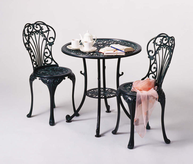 无人,横图,俯视,室内,特写,白天,白色背景,桌子,静物,杯子,书籍,椅子,阴影,花纹,铁质,棉布,装饰,反射,壶,纱布,丝绸,丝带,图案,影子,陶瓷,缎带,陶瓷制品,地面,绸带,水壶,装饰品,茶壶,水杯,装饰物,打开,摄影,影棚,华丽,修饰,点缀,开启,饰物,衬托,美观,雅致,雅观,茶杯,书,图书,彩图,高角度拍摄,影棚拍摄,拍摄