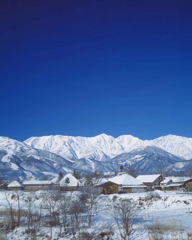 无人,家,竖图,室外,白天,正面,火山,山,山脉,雪,植物,大雪,长野县,富士山,静冈县,日本,亚洲,房屋,屋子,积雪,山峰,雪景,冬季,冬天,山峦,楼房,住宅,树,树木,蓝色,绿色,蓝天,天空,自然,群山,天,寒冷,生长,晴朗,成长,东亚,本州,万里无云,本州岛,日本国,中部地方,静冈,山梨,山梨县,长野,严寒,活火山,死火山,休眠火山,晴空,晴空万里,彩图,房子