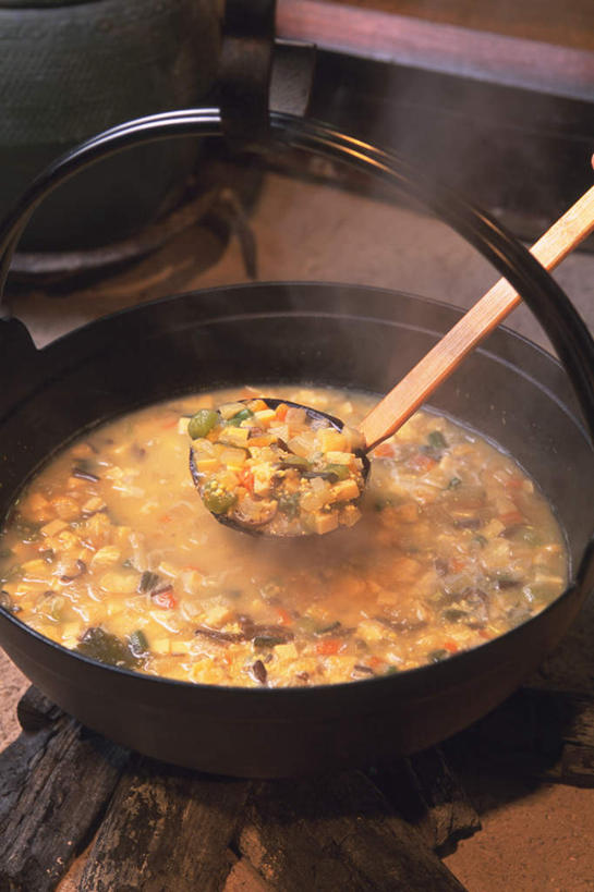 豆腐,无人,竖图,俯视,室内,特写,白天,烹饪,植物,雾,桌子,豆,萝卜,胡萝卜,餐具,沸腾,蒸汽,勺子,豆类,豆子,海带,汤,日本料理,料理,食品,水蒸气,锅,菜肴,美食,食物,调羹,汤匙,碗,日式料理,日式,佳肴,豆科,干柴,蒸发,进餐用具,烹调用具,红萝卜,甘荀,彩图,高角度拍摄