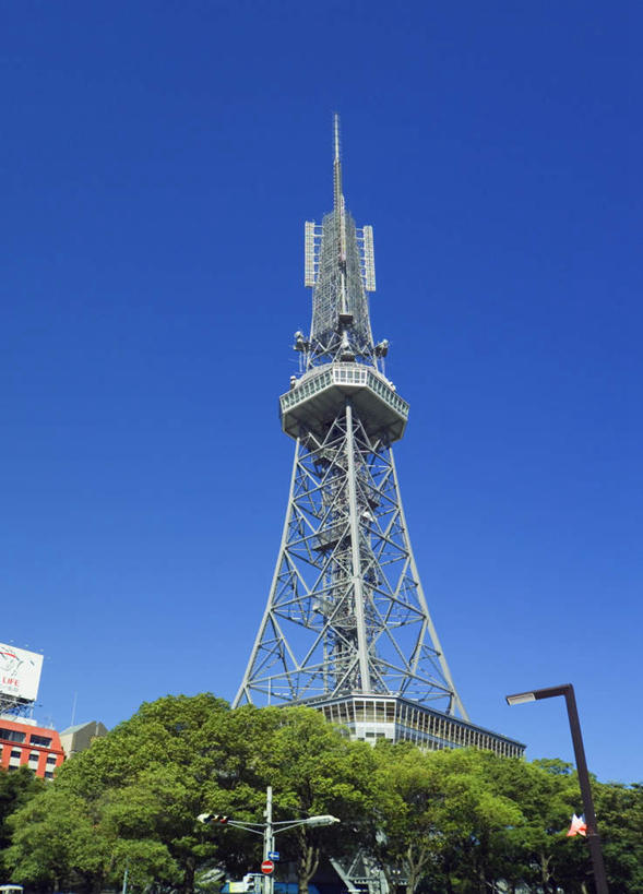 无人,竖图,室外,白天,仰视,旅游,度假,植物,标志建筑,地标,建筑,路灯,照明,爱知县,名古屋,日本,亚洲,灯光,娱乐,建设,灯,树,树木,蓝色,绿色,蓝天,天空,自然,天,享受,休闲,旅游胜地,放松,生长,晴朗,成长,照亮,照明设备,东亚,本州,万里无云,本州岛,日本国,中部地方,爱知,县厅,久屋大通公园,名古屋市,名古屋电视塔,晴空,晴空万里,彩图,低角度拍摄