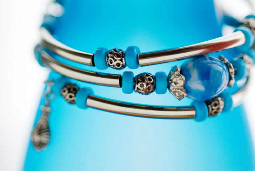 无人,横图,俯视,室内,特写,白天,白色背景,静物,珠宝,阴影,朦胧,模糊,反射,影子,银色,一个,饰品,手链,首饰,摄影,手镯,影棚,单个,彩图,高角度拍摄,影棚拍摄,拍摄