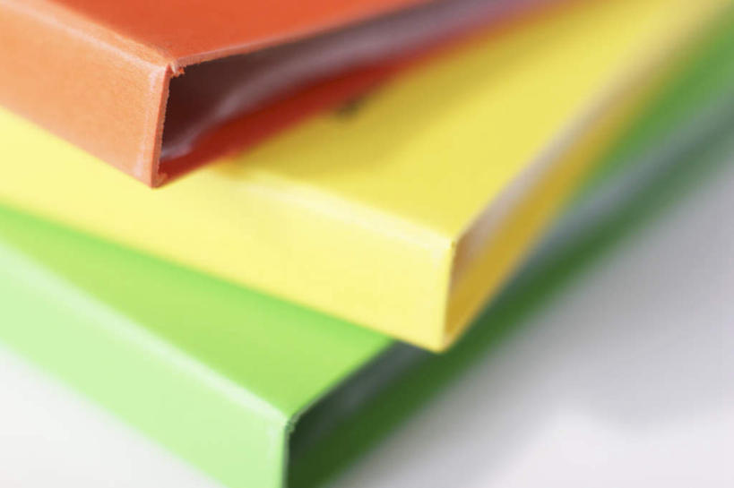 无人,横图,俯视,室内,特写,白天,桌面,桌子,静物,阴影,堆叠,朦胧,模糊,反射,木制,材料,档案,文件,影子,办公用品,黄色,红色,绿色,木制品,学习用品,资料,三本,堆,文具用品,文档,彩图,高角度拍摄