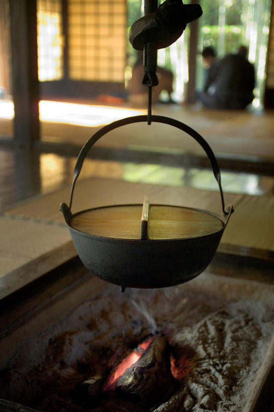 东方人,一个人,客厅,跪,竖图,俯视,室内,特写,白天,民族服装,窗户,亚洲,仅一个男性,仅一个人,吊挂,悬挂,阴影,和服,日本文化,反射,瓷砖,地砖,火焰,影子,墙,地面,榻榻米,燃烧,挂,黄种人,文化,玻璃窗,墙壁,墙面,仅一个年轻男性,一个,点燃,服饰,单个,起居室,圆木,围炉,吴服,唐草,唐花,唐锦,男人,男性,年轻男性,亚洲人,跪着,彩图,高角度拍摄,全身,传统服装,民俗服,传统文化