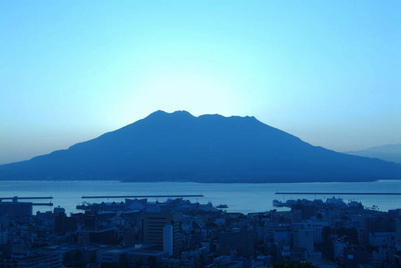 无人,家,横图,俯视,室外,白天,旅游,度假,草地,草坪,火山,河流,美景,森林,山,树林,水,植物,鹿儿岛,日本,亚洲,房屋,屋子,河水,景观,山峰,水流,山峦,娱乐,楼房,住宅,草,树,树木,蓝色,绿色,蓝天,天空,自然,天,享受,休闲,景色,放松,生长,成长,自然风光,东亚,日本国,九州本岛,九州,九州岛,九州地方,鹿儿岛县,樱岛火山,樱岛,活火山,彩图,高角度拍摄,房子