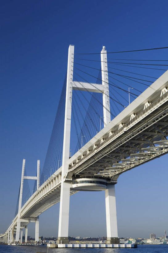 无人,竖图,室外,白天,仰视,旅游,度假,海浪,海洋,标志建筑,大桥,地标,建筑,立交桥,桥梁,神奈川,日本,亚洲,阴影,光线,影子,浪花,高架,斜拉桥,桥,神奈川县,娱乐,横滨海湾大桥,建设,蓝色,蓝天,天空,阳光,海水,天,享受,休闲,旅游胜地,放松,海景,东亚,本州,关东地方,本州岛,日本国,大海,风浪,海,海水的波动,近岸浪,涌浪,彩图,低角度拍摄