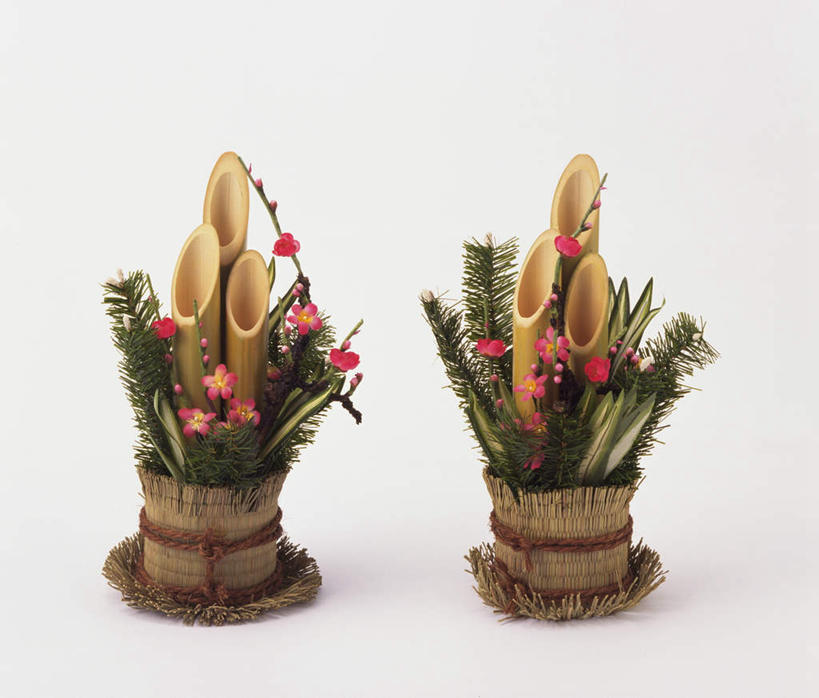 无人,横图,俯视,室内,特写,白天,白色背景,静物,装饰,两个,摄影,影棚,华丽,修饰,点缀,门松,衬托,美观,雅致,雅观,长寿,彩图,高角度拍摄,影棚拍摄,拍摄