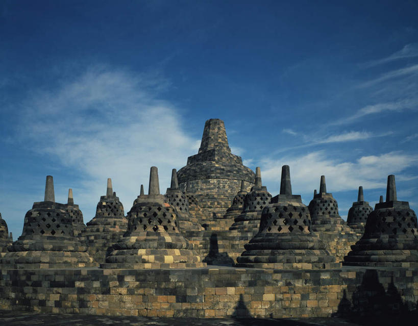 无人,横图,室外,白天,正面,旅游,度假,名胜古迹,标志建筑,地标,建筑,印度尼西亚,印尼,亚洲,阴影,遗迹,光线,影子,云,云朵,建筑群,云彩,古迹,文物,娱乐,建设,古建筑,蓝色,白云,蓝天,天空,阳光,天,享受,休闲,旅游胜地,放松,东南亚,晴朗,古文明,印度尼西亚共和国,婆罗浮屠塔,晴空,彩图