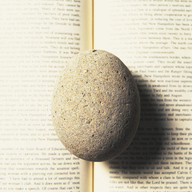 无人,方图,室内,特写,白天,正面,石头,静物,书籍,一本,阴影,反射,英文,标志,石子,椭圆形,文字,影子,字符,字母,标识,一个,打开,翻开,鹅卵石,摄影,影棚,单个,英文字母,开启,按摩石,镇纸,压尺,镇尺,纸镇,书,图书,石块,彩图,影棚拍摄,拍摄