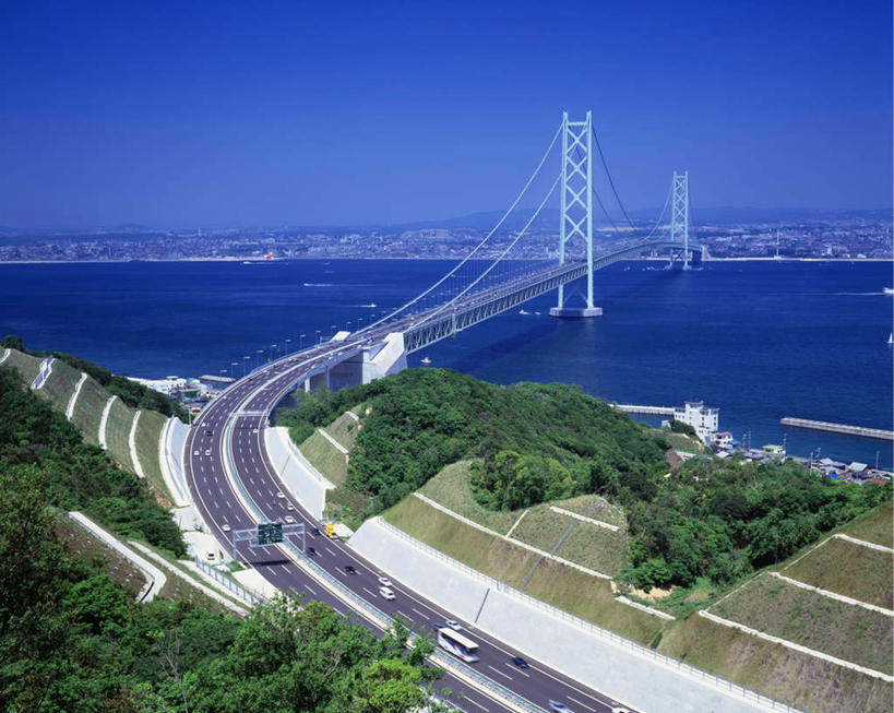 无人,横图,俯视,室外,白天,旅游,度假,海浪,海洋,树林,植物,标志建筑,大桥,地标,建筑,立交桥,桥梁,日本,亚洲,浪花,高架,斜拉桥,桥,分界线,停车线,娱乐,建设,树,树木,蓝色,绿色,蓝天,天空,海水,天,享受,休闲,旅游胜地,放松,生长,晴朗,成长,车行道,车行道分界线,标线,海景,东亚,车行线,本州,万里无云,本州岛,日本国,近畿地方,近畿,兵库,兵库县,明石海峡,明石海峡大桥,大海,风浪,海,海水的波动,近岸浪,涌浪,晴空,晴空万里,彩图,高角度拍摄