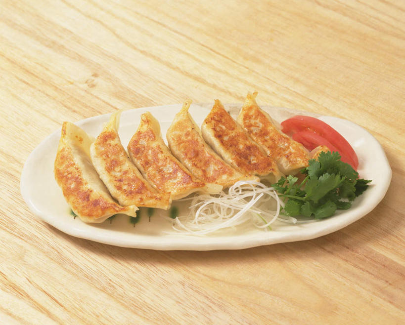 无人,餐厅,横图,俯视,室内,特写,白天,烹饪,中餐,餐桌,桌子,蔬菜,西红柿,餐具,一排,切片,新鲜,整齐,碟子,盘,油炸,油炸食品,料理,食品,锅贴,煎饺,饺子,菜肴,美食,食物,排列,盘子,碟,中式,摄影,佳肴,有机食品,绿色食品,影棚,餐台,队列,番茄,彩图,高角度拍摄,影棚拍摄,拍摄,餐馆,饭店,饭馆