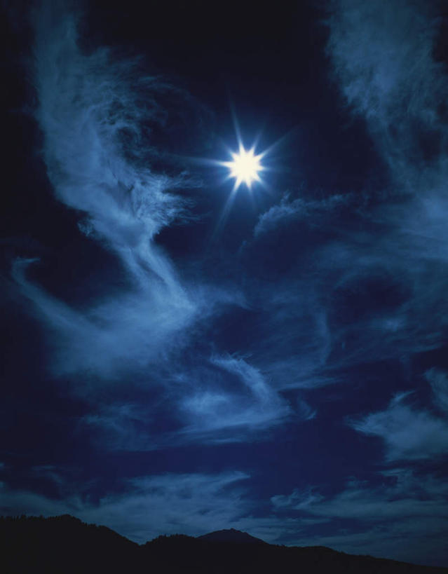 无人,竖图,室外,夜晚,仰视,石头,美景,山,山脉,阴影,光线,石子,影子,景观,山顶,山峰,云,云朵,山峦,云彩,白云,天空,阳光,自然,群山,天,景色,自然风光,沉积岩,颠峰,极峰,水成岩,石块,岩石,彩图,低角度拍摄