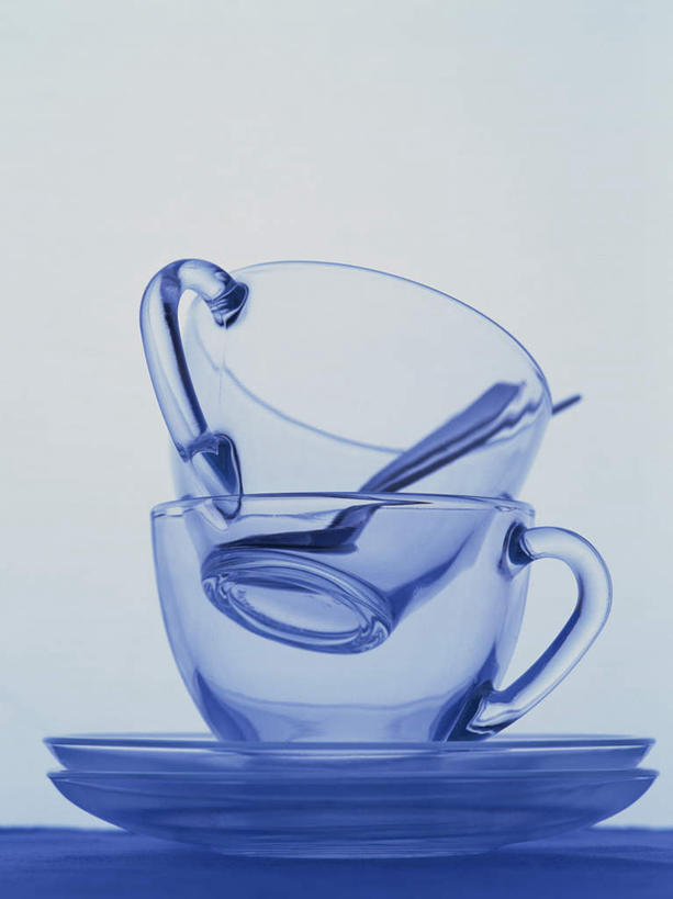 无人,竖图,室内,特写,白天,白色背景,正面,桌面,桌子,静物,杯子,餐具,阴影,透明,反射,木制,碟子,盘,影子,勺子,玻璃制品,盘子,木制品,水杯,调羹,碟,汤匙,摄影,影棚,通明,玻璃杯,彩图,影棚拍摄,拍摄