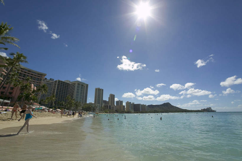 西方人,站,横图,室外,白天,正面,泳装,比基尼,旅游,度假,海浪,海洋,美景,沙滩,植物,城市,夏威夷,欧洲,美国,欧洲人,沙子,海岸,景观,浪花,云,云朵,沙地,许多人,云彩,娱乐,树,树木,蓝色,绿色,白云,蓝天,天空,自然,海水,天,站着,一群人,享受,休闲,景色,放松,生长,晴朗,成长,北美,北美洲,自然风光,美洲,海景,火奴鲁鲁,首府,夏威夷州,爱洛哈之州,北亚美利加洲,亚美利加洲,檀香山市,男人,男性,年轻男性,年轻女性,女人,女性,白种人,大海,风浪,海,海水的波动,海滩,近岸浪,涌浪,晴空,站立,彩图,全身,三点式,泳衣,檀香山