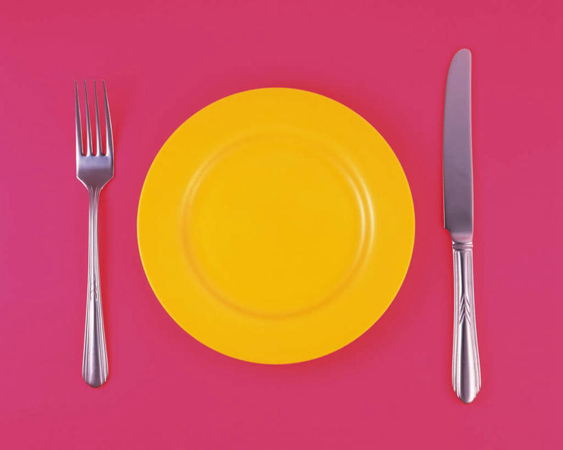 无人,横图,俯视,室内,特写,白天,静物,餐具,一副,红色背景,叉子,刀叉,刀子,碟子,盘,黄色,盘子,碟,摄影,影棚,餐刀,餐叉,进餐用具,彩图,高角度拍摄,影棚拍摄,拍摄