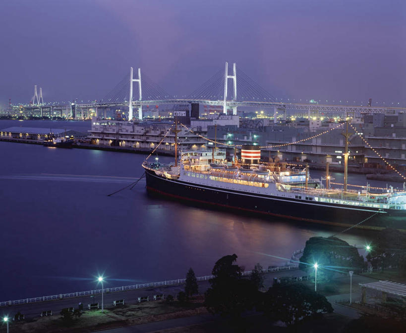 无人,横图,俯视,室外,夜晚,旅游,度假,海浪,海洋,标志建筑,大桥,地标,建筑,立交桥,路灯,桥梁,夜景,船,照明,神奈川,日本,亚洲,一艘,浪花,高架,斜拉桥,桥,灯光,横滨,横滨市,神奈川县,娱乐,横滨海湾大桥,建设,游轮,灯,蓝色,蓝天,天空,海水,交通工具,天,享受,休闲,旅游胜地,放松,照亮,照明设备,载具,海景,东亚,本州,首府,海湾大桥,关东地方,本州岛,日本国,大海,风浪,海,海水的波动,近岸浪,涌浪,彩图,高角度拍摄