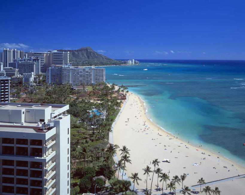 西方人,横图,俯视,室外,白天,旅游,度假,草地,海浪,海洋,沙滩,植物,标志建筑,地标,建筑,夏威夷,欧洲,美国,欧洲人,游客,阴影,光线,沙子,影子,海岸,浪花,水平线,辽阔,海平线,沙地,许多人,娱乐,建设,草,蓝色,绿色,蓝天,天空,阳光,海水,天,一群人,享受,休闲,广阔,旅游胜地,放松,晴朗,一望无际,北美,北美洲,美洲,海景,万里无云,夏威夷州,爱洛哈之州,北亚美利加洲,亚美利加洲,无边无际,一马平川,男人,男性,年轻男性,年轻女性,女人,女性,白种人,大海,风浪,海,海水的波动,海滩,近岸浪,涌浪,晴空,晴空万里,彩图,高角度拍摄,全身,水天相接,水天一线