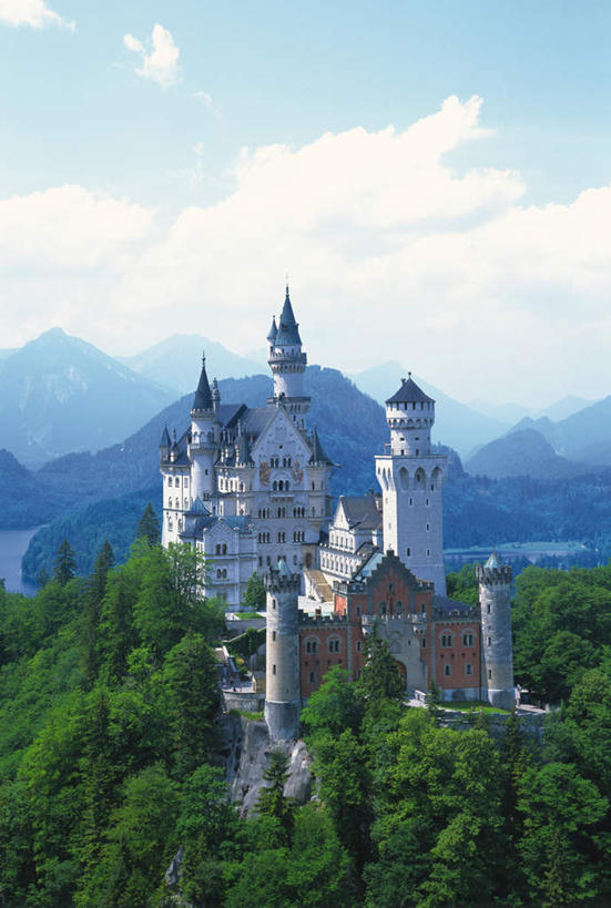 无人,家,竖图,室外,白天,正面,旅游,度假,森林,树林,植物,标志建筑,地标,建筑,德国,欧洲,城堡,房屋,屋子,云,云朵,云彩,娱乐,建设,楼房,新天鹅堡,住宅,树,树木,蓝色,绿色,白云,蓝天,天空,天,享受,休闲,旅游胜地,放松,生长,晴朗,成长,西欧,德意志联邦共和国,新天鹅城堡,巴伐利亚,巴伐利亚州,拜恩州,拜恩自由州,晴空,彩图,房子