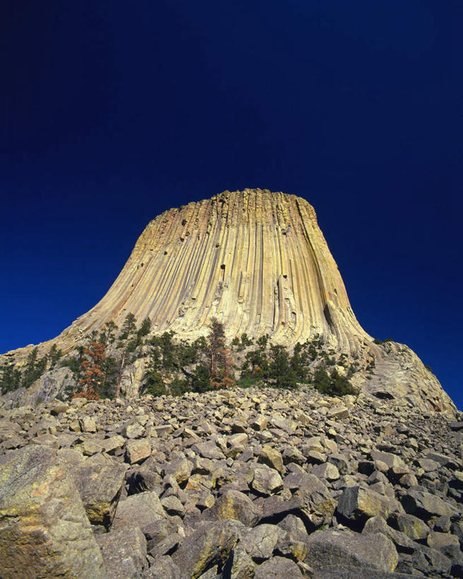 无人,竖图,室外,白天,仰视,旅游,度假,石头,美景,山,山脉,美国,石子,景观,山峰,纪念碑,地面,山峦,娱乐,蓝色,蓝天,天空,自然,群山,天,享受,休闲,景色,放松,晴朗,北美,北美洲,自然风光,美洲,怀俄明州,怀俄明,万里无云,北亚美利加洲,亚美利加洲,平等之州,魔鬼塔,魔鬼塔国家纪念碑,石块,岩石,晴空,晴空万里,彩图,低角度拍摄