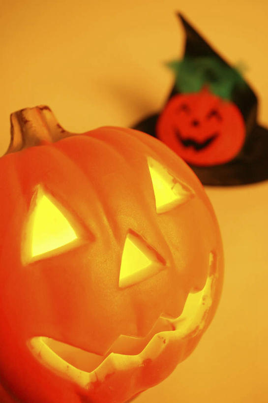 无人,竖图,室内,特写,白天,正面,南瓜,静物,照明,雕塑,黄色背景,节日,庆祝,艺术,装饰,雕刻,雕像,墙,灯光,金瓜,文化,番瓜,墙壁,墙面,灯,一个,工艺品,灯具,庆典,南瓜灯,万圣节,摄影,影棚,单个,纪念,巫婆帽,麦瓜,倭瓜,照亮,美术,照明设备,主题,陈列,功能,美学,一顶,彩图,影棚拍摄,拍摄