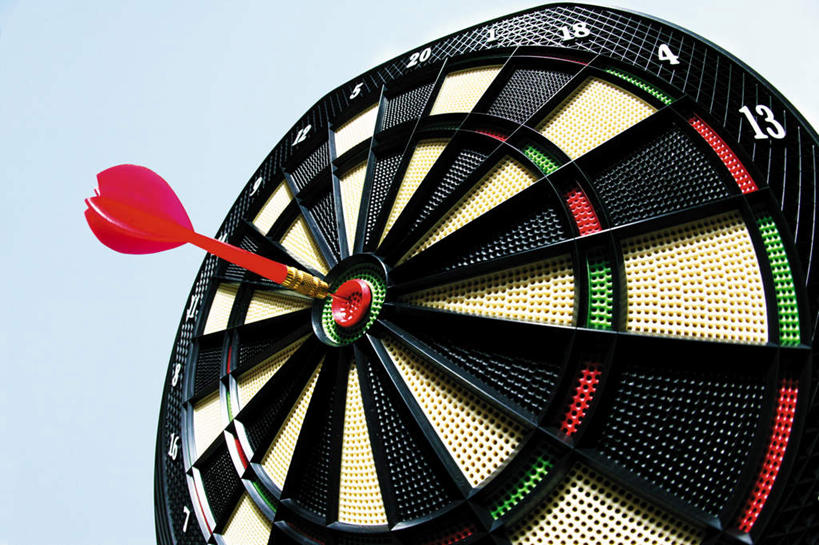 无人,横图,室内,白天,白色背景,仰视,成功,胜利,墙,飞镖,墙壁,墙面,一个,红色,飞盘,摄影,影棚,单个,靶心,瞄准,镖针,飞镖运动,彩图,低角度拍摄,影棚拍摄,拍摄