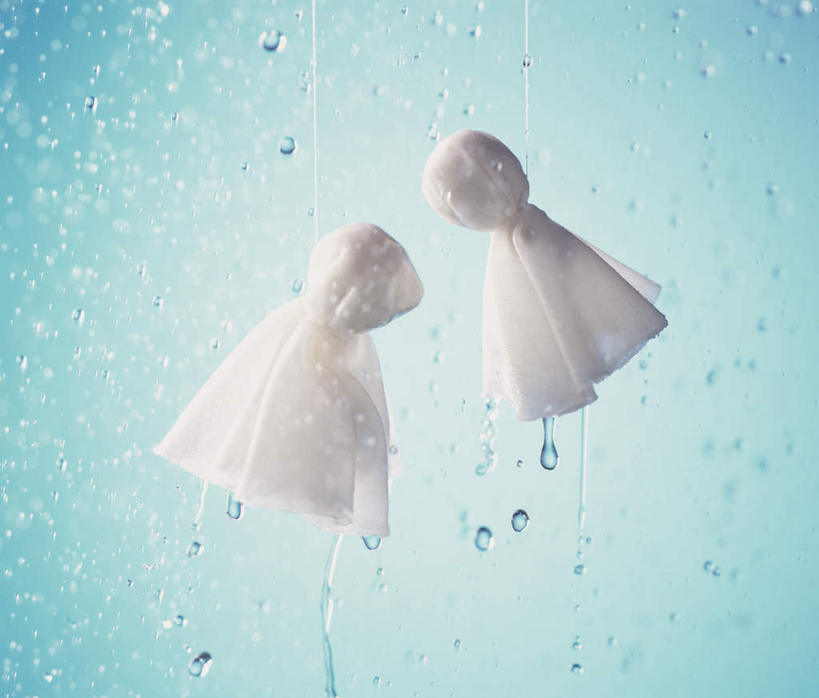 无人,横图,室内,特写,白天,正面,水,静物,悬挂,飞溅,蓝色背景,溅,布料,娃娃,液体,水滴,文化,水珠,两个,白色,祈祷,健康,许愿,摄影,影棚,纪念,祈求,晴天娃娃,喷洒,放晴娘,晴天和尚,扫晴娘,扫天婆,平安,彩图,影棚拍摄,拍摄