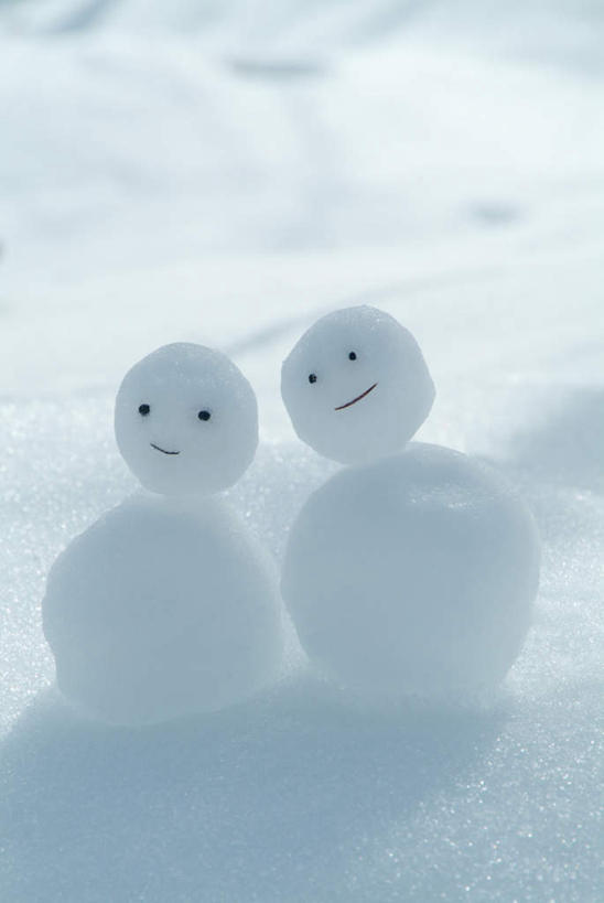 无人,笑,微笑,竖图,俯视,室外,特写,白天,雪,大雪,静物,阴影,光线,影子,积雪,雪景,雪人,冬季,冬天,两个,白色,阳光,寒冷,严寒,彩图,高角度拍摄,拟人