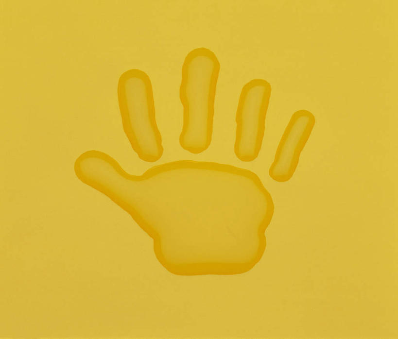 手,手掌,无人,横图,俯视,室内,特写,白天,水,桌面,桌子,静物,黄色背景,形状,木制,液体,水滴,痕迹,模型,木制品,手部,摄影,影棚,单手,印记,彩图,高角度拍摄,影棚拍摄,拍摄