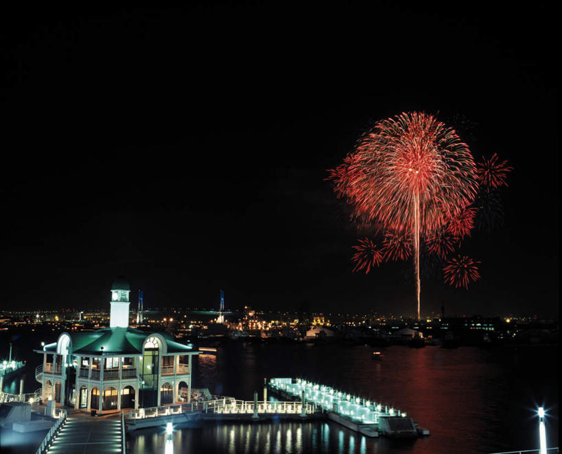 无人,横图,俯视,航拍,彩色,室外,夜晚,度假,河流,美景,水,城市风光,城市,大桥,立交桥,霓虹灯,桥梁,烟火,夜景,朦胧,模糊,亭子,河水,景观,水流,高架,斜拉桥,桥,灯光,七彩,娱乐,光源,霓虹,灯,黑色,天空,焰火,天,享受,休闲,景色,放松,照明设备,鸟瞰,礼花,氖灯,花炮,礼花炮,烟花,彩图,高角度拍摄