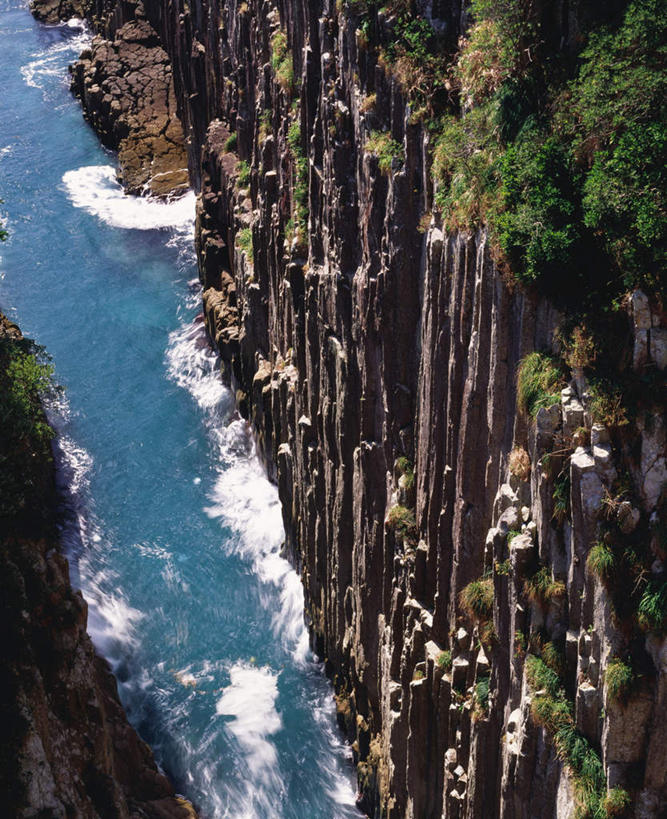 无人,竖图,俯视,室外,白天,旅游,度假,草地,草坪,海浪,海洋,石头,美景,植物,日本,亚洲,石子,景观,浪花,悬崖,娱乐,草,绿色,自然,海水,享受,休闲,景色,放松,自然风光,陡崖,海景,东亚,日本国,九州本岛,九州,九州岛,九州地方,宫崎,宫崎县,大海,风浪,海,海水的波动,近岸浪,石块,岩石,涌浪,彩图,高角度拍摄
