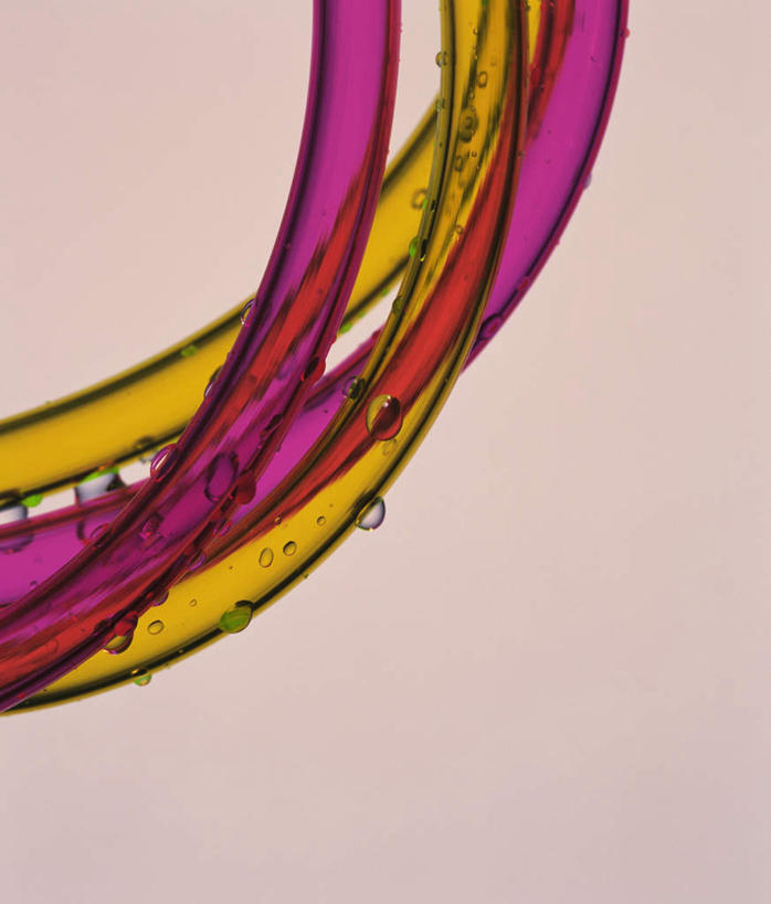 无人,竖图,室内,特写,白天,正面,水,弯曲,液体,水滴,黄色,紫色,四个,摄影,影棚,圆弧,彩图,影棚拍摄,拍摄