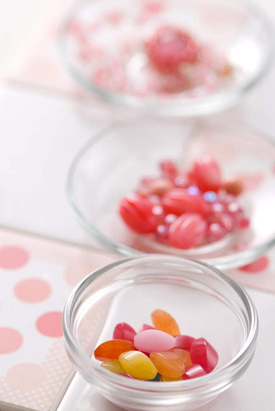 无人,竖图,俯视,彩色,室内,特写,白天,餐桌,桌子,静物,餐具,一堆,一排,堆叠,堆积,朦胧,模糊,整齐,珠子,排列,碗,摄影,影棚,餐台,堆,队列,三碗,进餐用具,烹调用具,彩图,高角度拍摄,影棚拍摄,拍摄