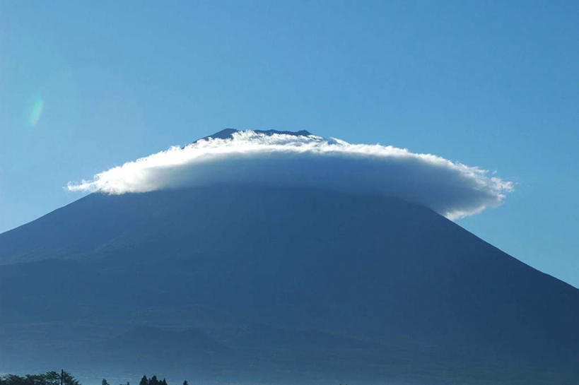 无人,横图,室外,白天,仰视,旅游,度假,火山,石头,美景,山,山脉,富士山,静冈县,日本,亚洲,阴影,光线,石子,影子,景观,山顶,山峰,云,云朵,山峦,云彩,娱乐,蓝色,白云,蓝天,天空,阳光,自然,群山,天,享受,休闲,景色,放松,晴朗,自然风光,东亚,沉积岩,本州,本州岛,日本国,中部地方,静冈,山梨,山梨县,颠峰,极峰,水成岩,活火山,石块,死火山,休眠火山,岩石,晴空,彩图,低角度拍摄